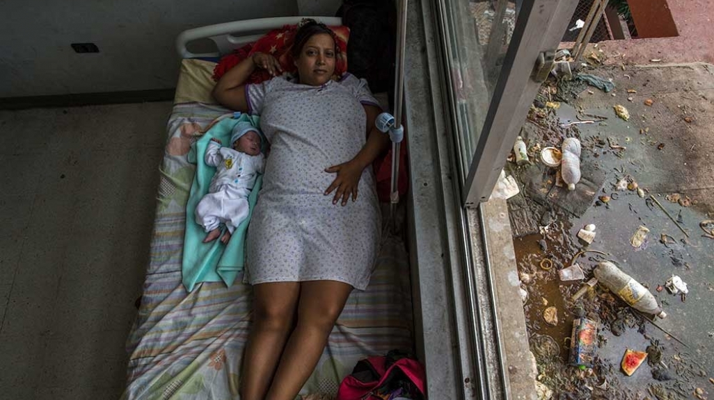 A mom and her 1-day-old baby in a Venezuelan maternity ward. (AP)
