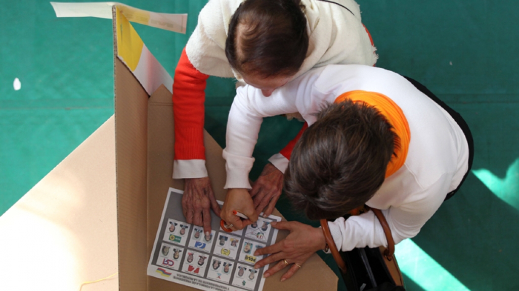 Colombian voters casting a ballot