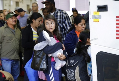 Salvadoran migrants at a Texas border crossing. (AP)