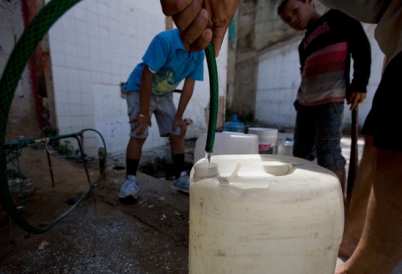 Venezuelans collecting potable water