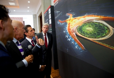President Enrique Peña Nieto eyes a design for the new airport. (Presidencia de México)