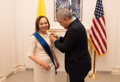 President Iván Duque awarding Susan Segal the Order of Boyacá. (Image: Alexis Silver)