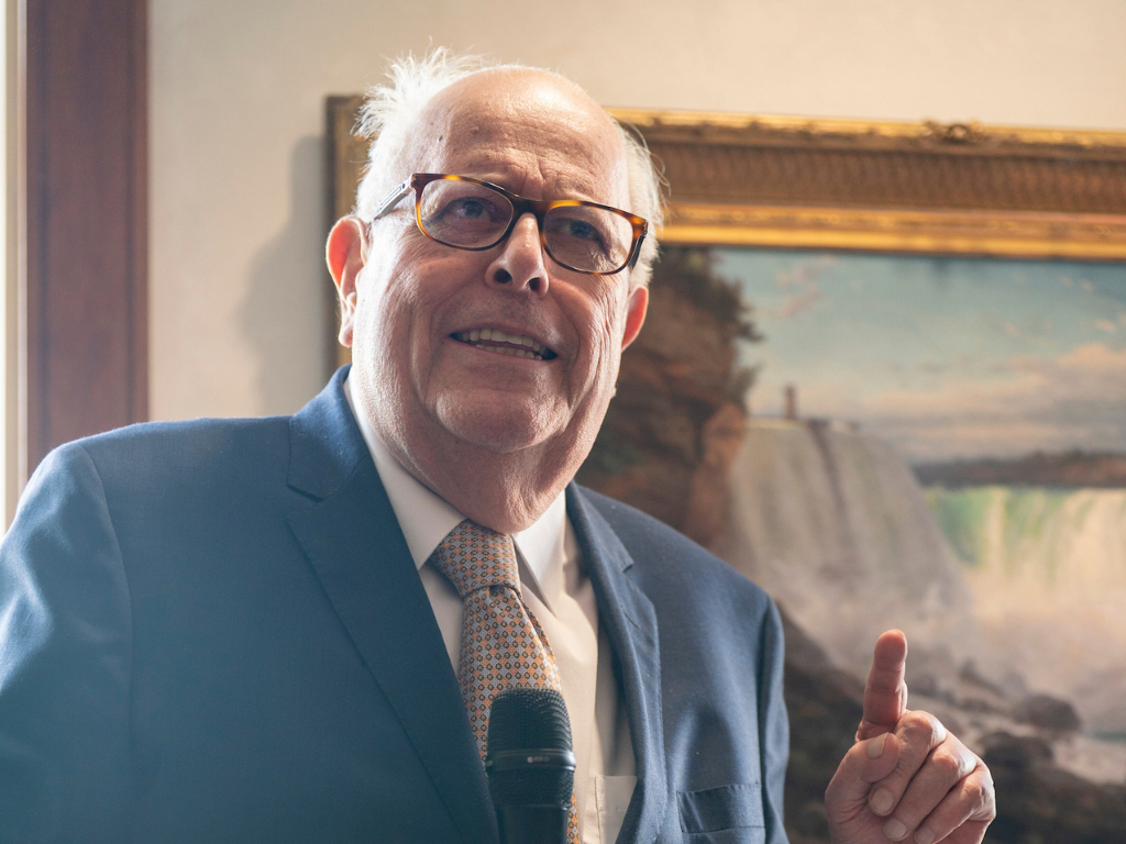 Julio Velarde speaks at Aprili 15 reception