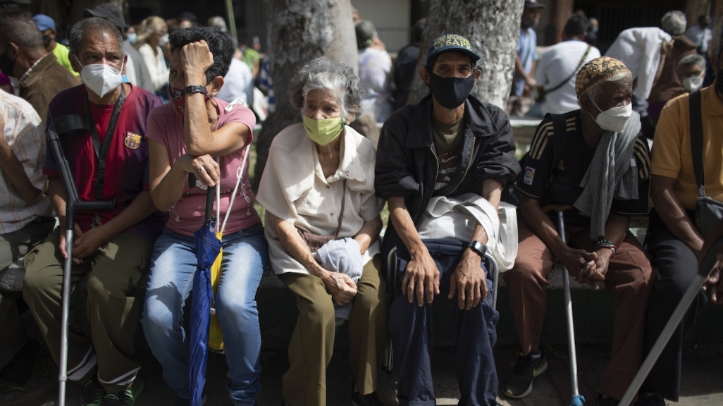 Venezuelans waiting for a vaccine. (AP)