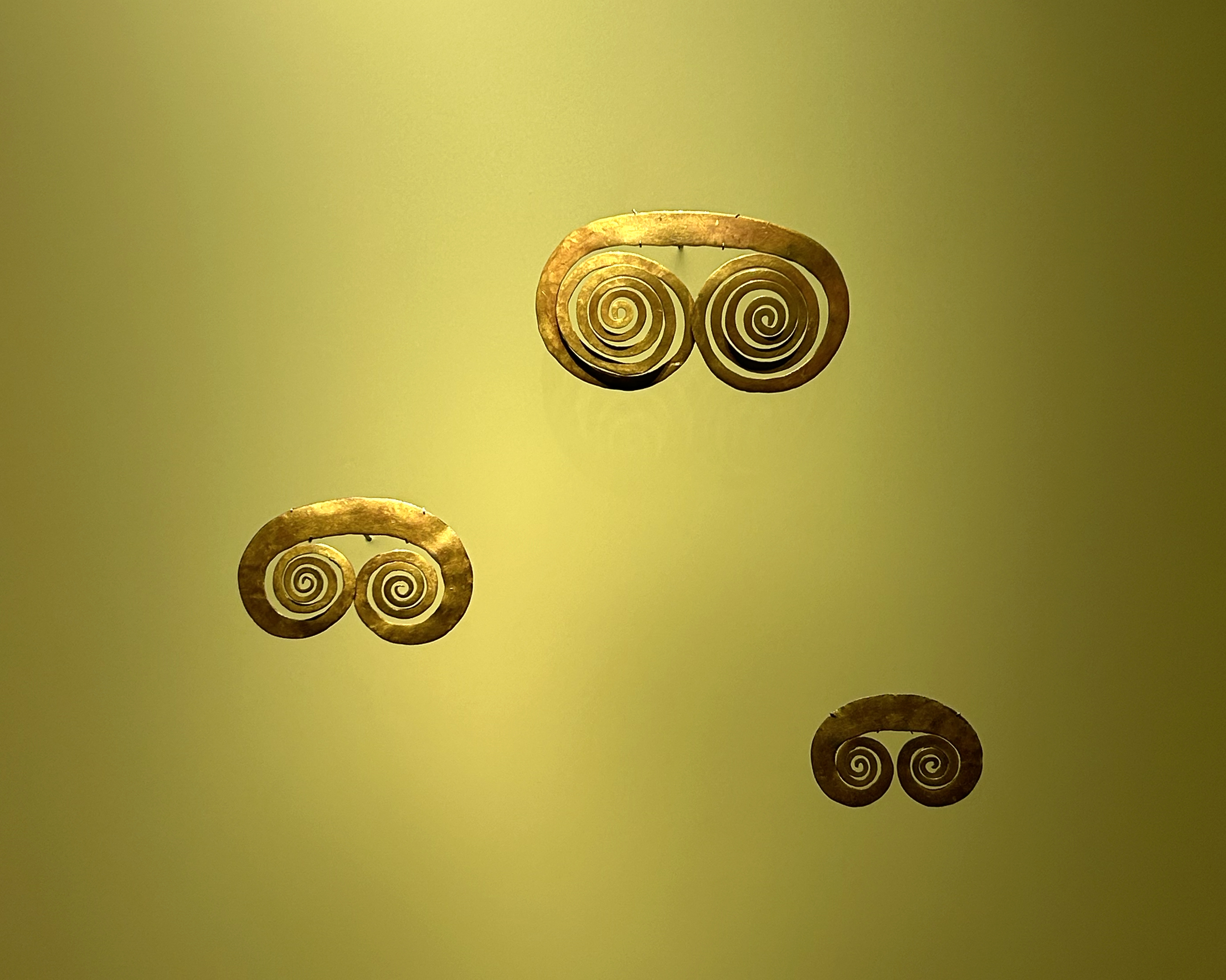Camilo Godoy, Photograph of Pectorales en espirales divergentes, Museo del Oro, Bogotá, Colombia, 2023.