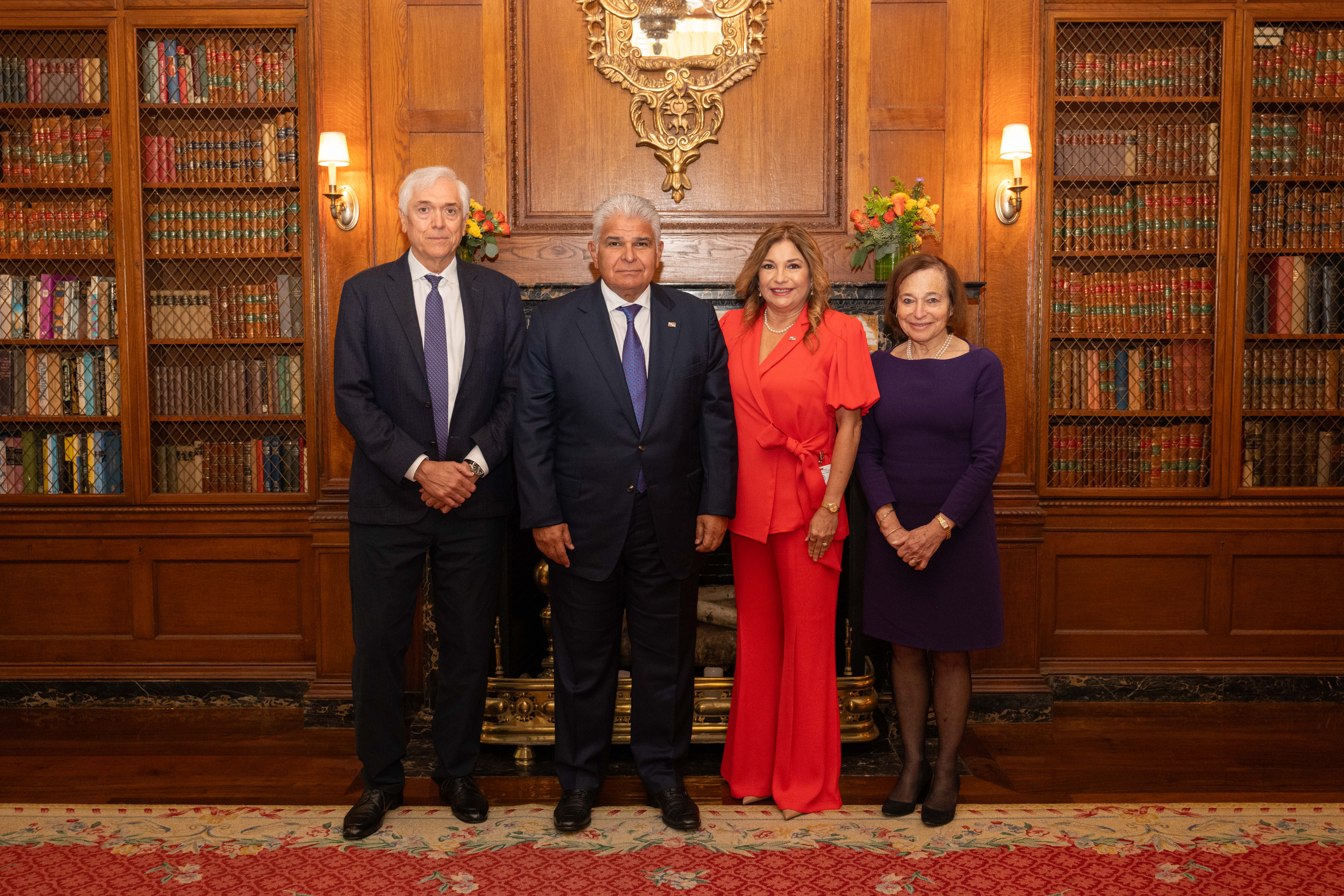 AS/COA Chairman Andrés Gluski, President of Panama José Raúl Mulino, First Lady of Panama Maricel Cohen de Mulino, and AS/COA President and CEO Susan Segal. (Alexis Silver/Roey Yohai Photography)