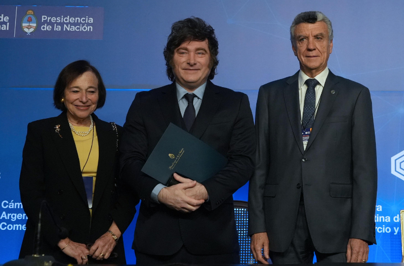 (L-R) AS/COA's Susan Segal, Argentine President Javier Milei, and CAC's Natalio Mario Grinman