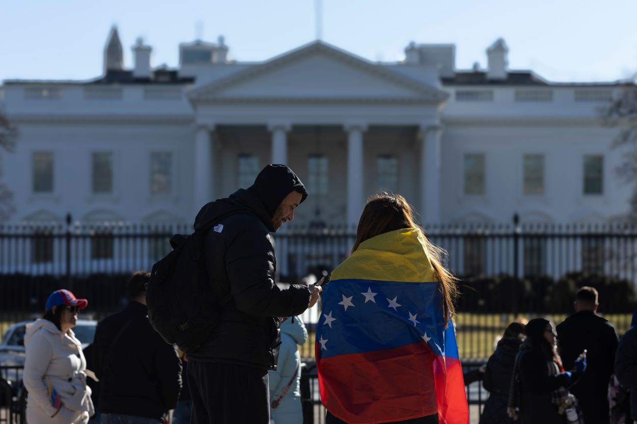 People in front of the White House