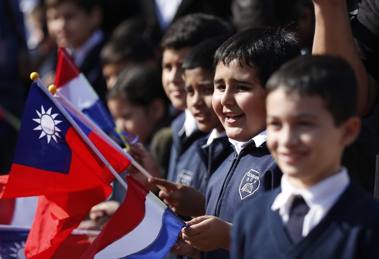Paraguayan children wave Taiwanese flags. (AP)