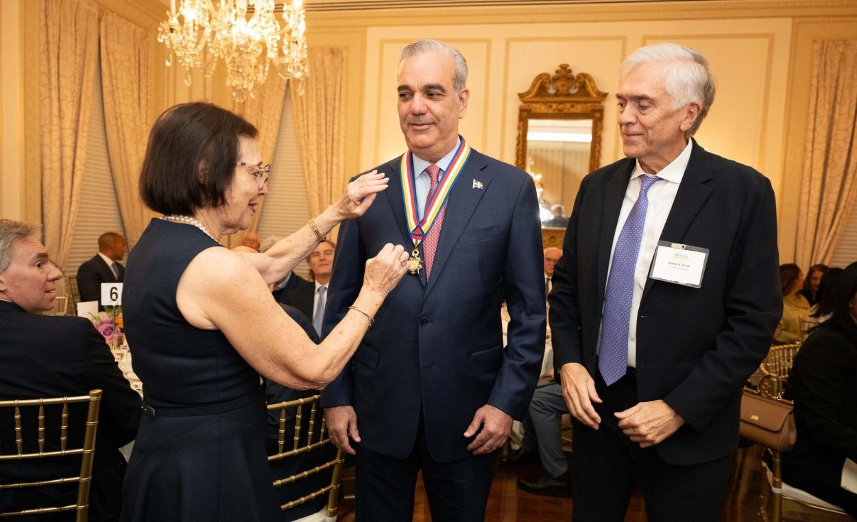 Insignia de oro Abinader