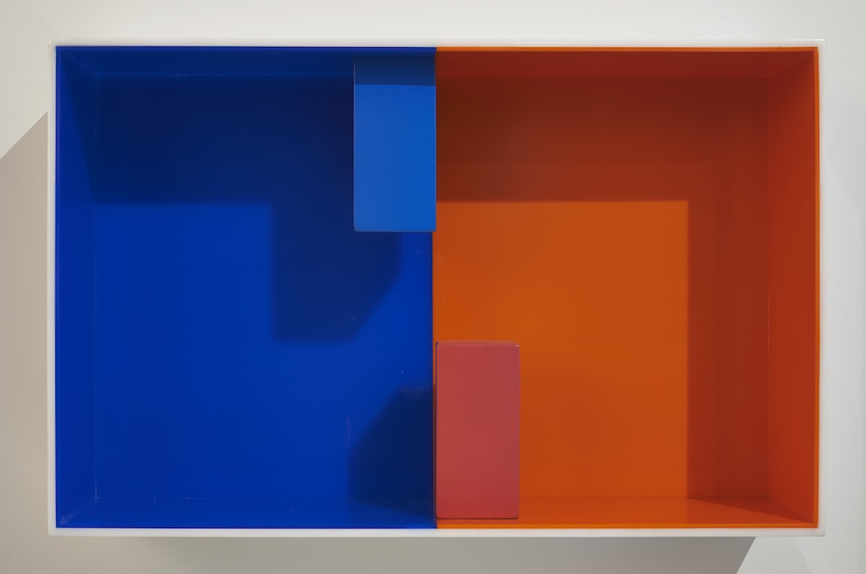 Caja #9 (Box #9), 1971. Acrylic plastic and wood, 14 x 24 x 5 5/8 inches (35.6 x 61 x 14.3 cm). Private collection. Courtesy of Henrique Faria, New York.