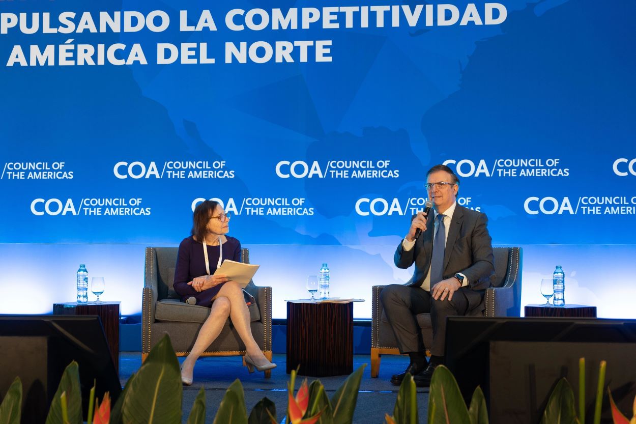 Susan Segal y Marcelo Ebrard on stage