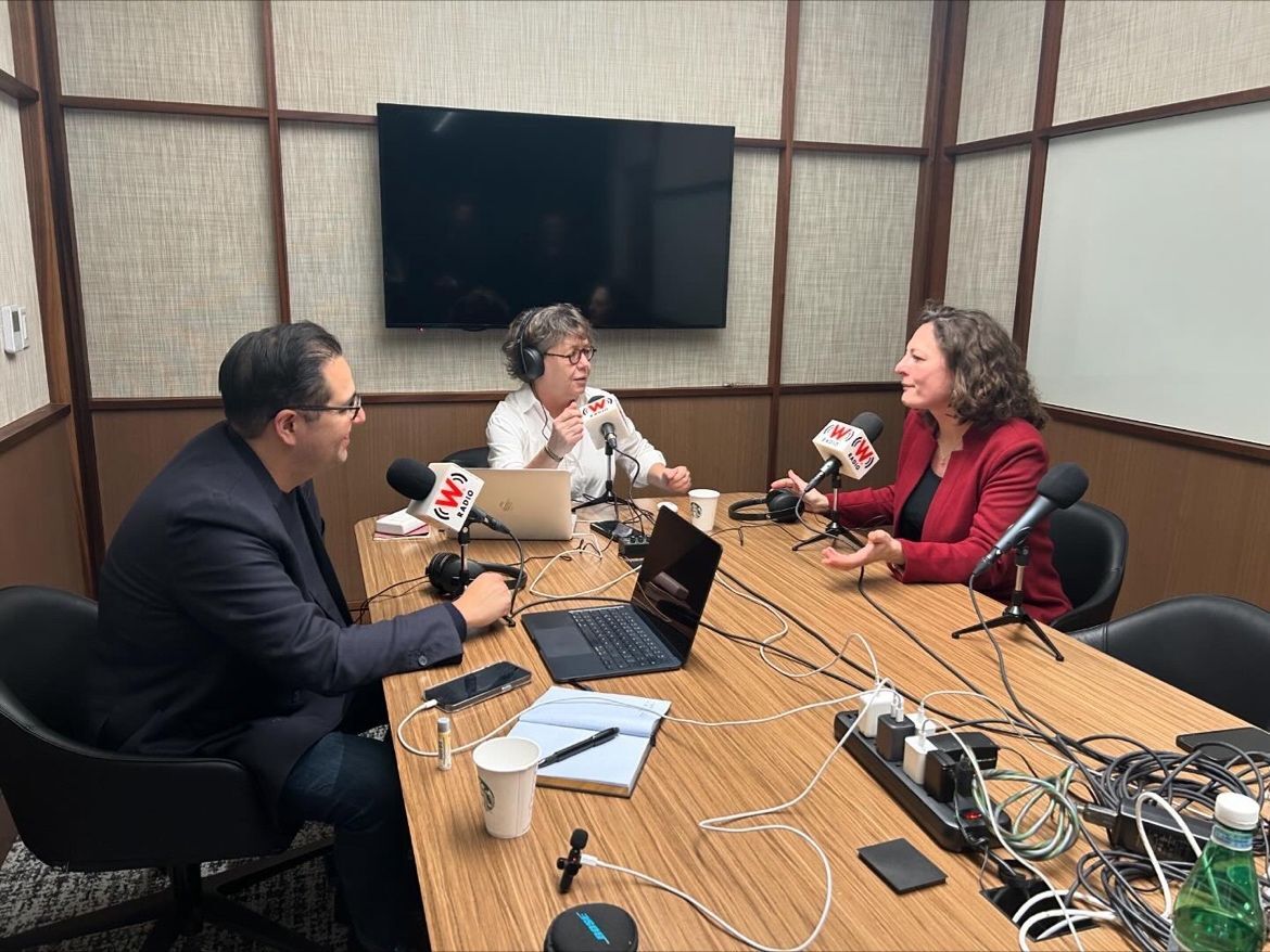 Carin Zissis oen W Radio México