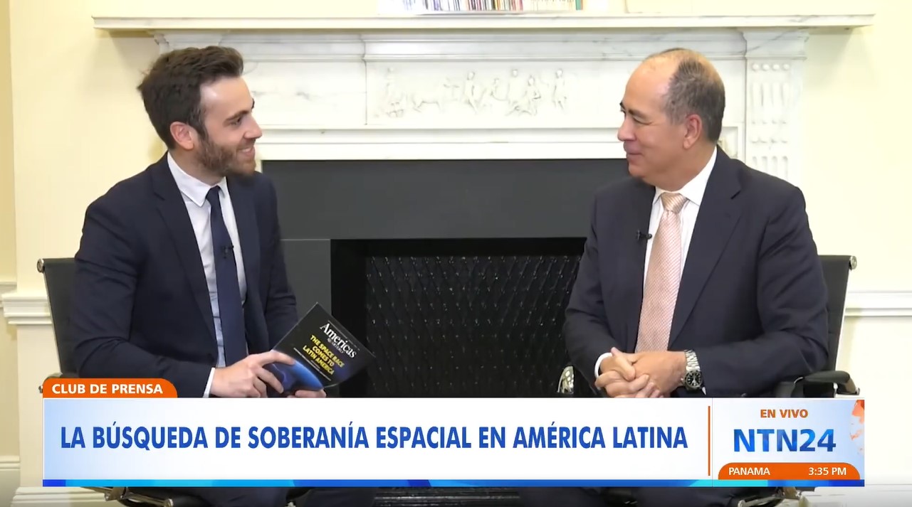 Roberto Macedonio y José Enrique Arrioja durante una entrevista