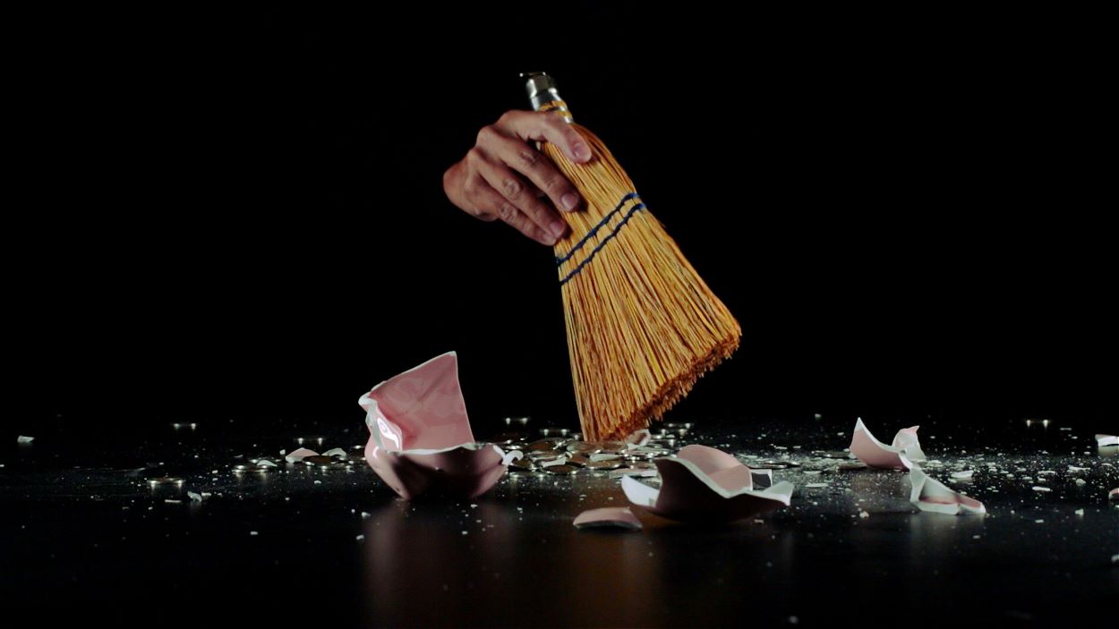 Manos invisibles (Invisible Hands), 2014. Video, color, sound, 8:56 minutes. Courtesy of the artists and Diablo Rosso, Panamá.