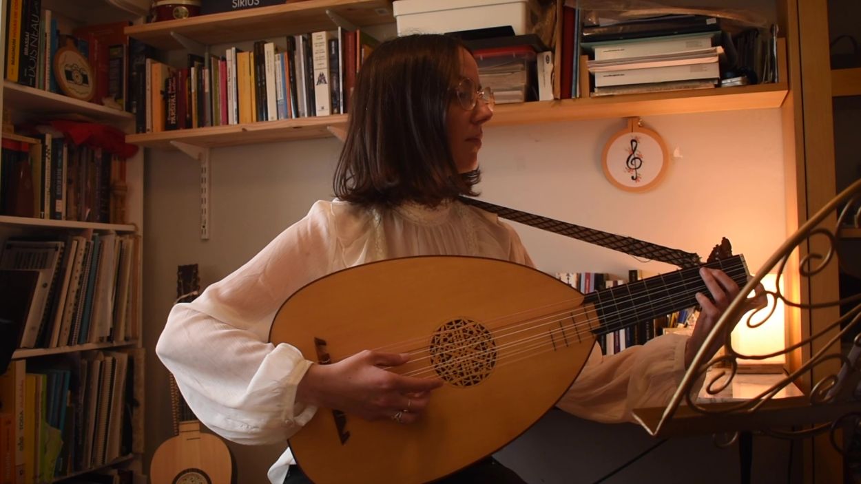 María Pilar Moreira plays the lute. 