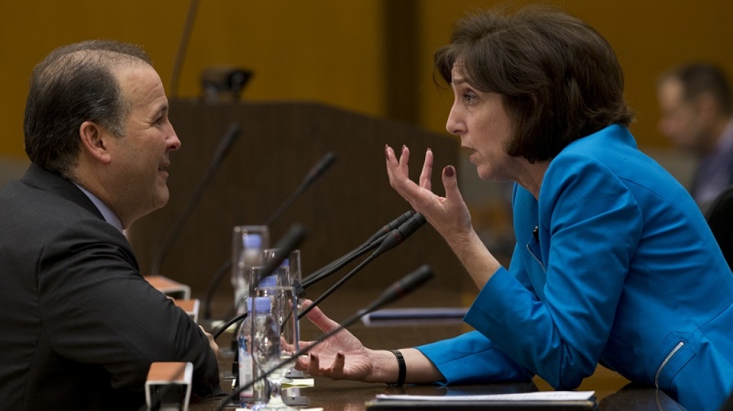 Ambassador of Panama to the United States Emanuel González-Revilla talks with U.S. Assistant Secretary of State for Western Hemisphere Affairs Roberta Jacobson (Image: Mark Finkenstaedt)