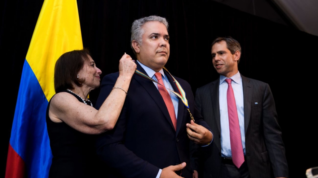 Susan Segal otorga la Insignia de Oro al Presidente Iván Duque. (Foto: Paula Abreu Pita/Roey Yohai Studios)