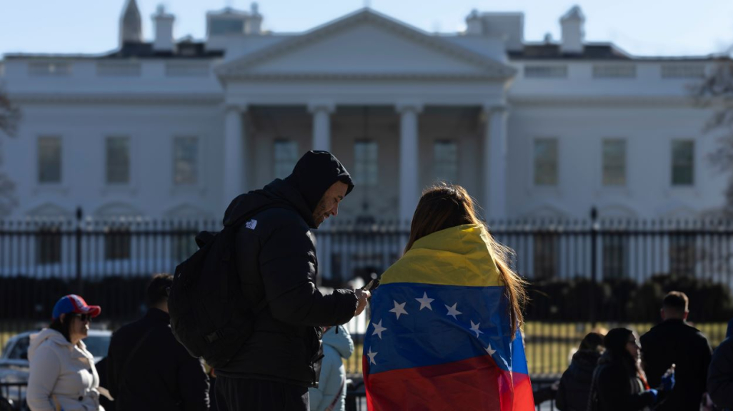 People in front of the White House