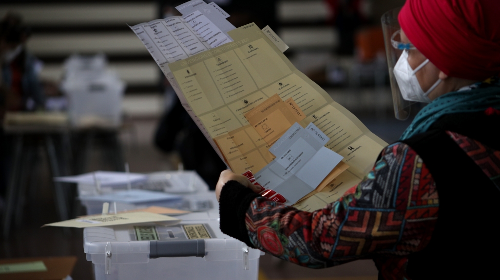 A Chilean voter