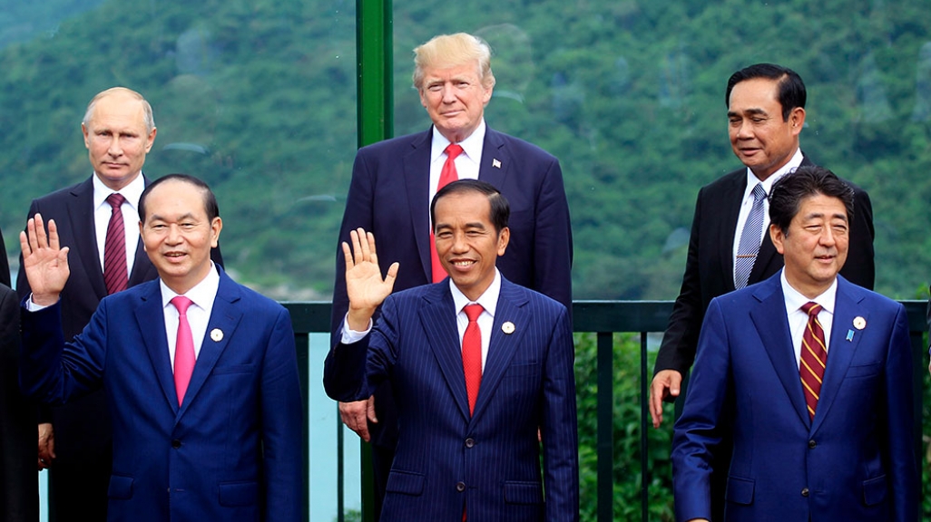 Trump and other world leaders at the 2017 APEC in Vietnam