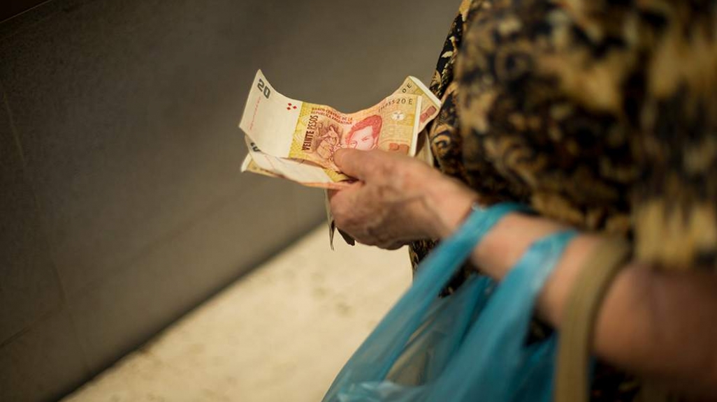An Argentine woman holds pesos