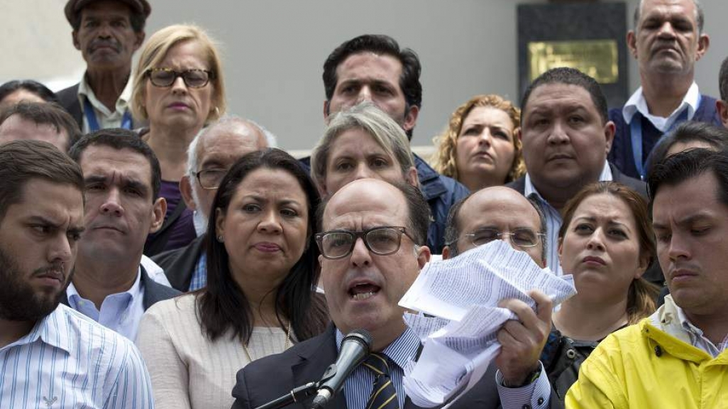 Julio Borges rips up Supreme Court documents Venezuela