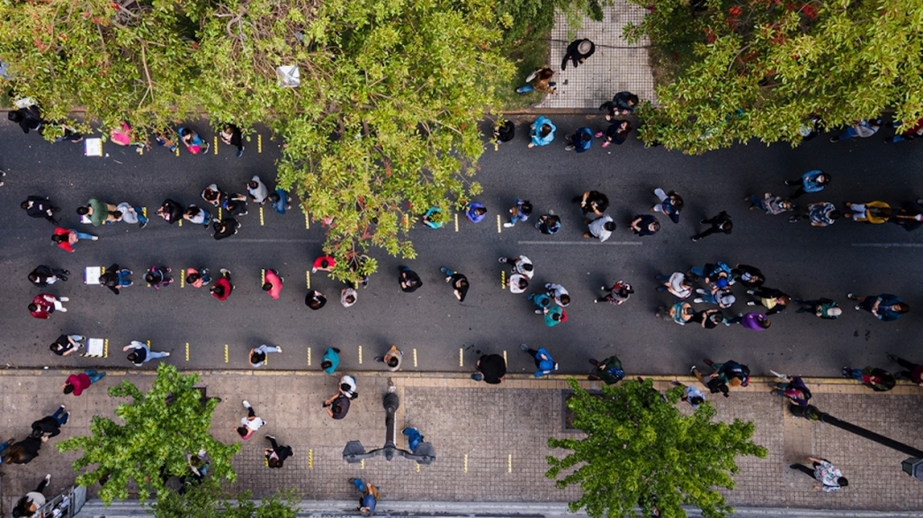 Chilenos esperando en fila para votar. (AP)