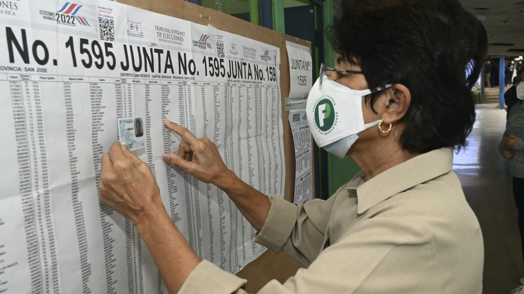 A voter checks her name on the voter rolls in San José. (AP)