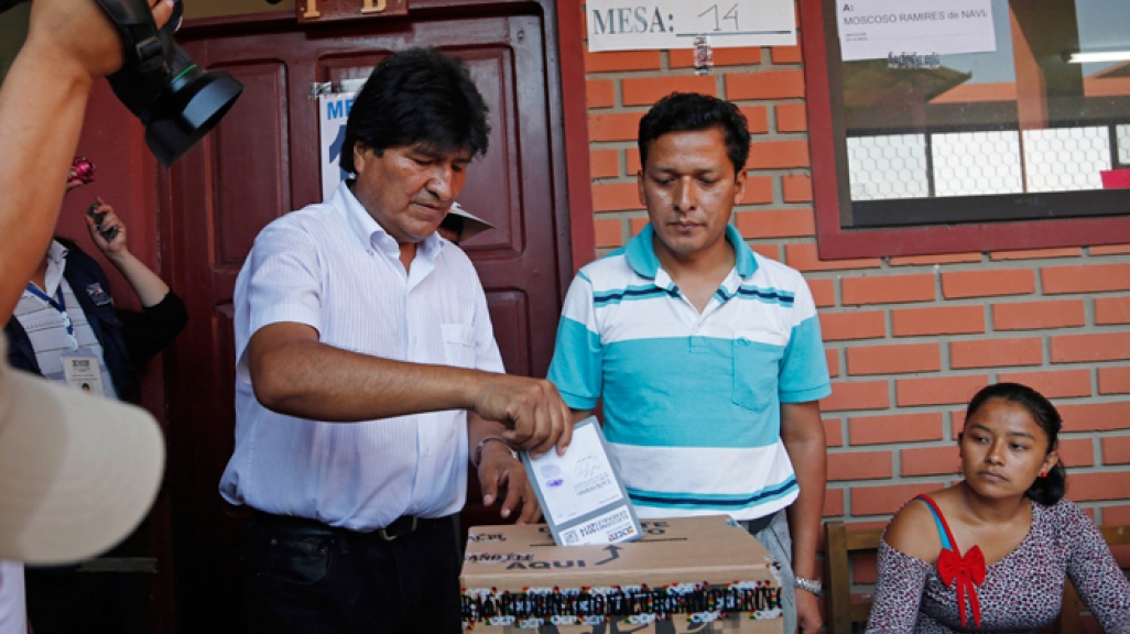 Evo Morales casts a ballot in 2014