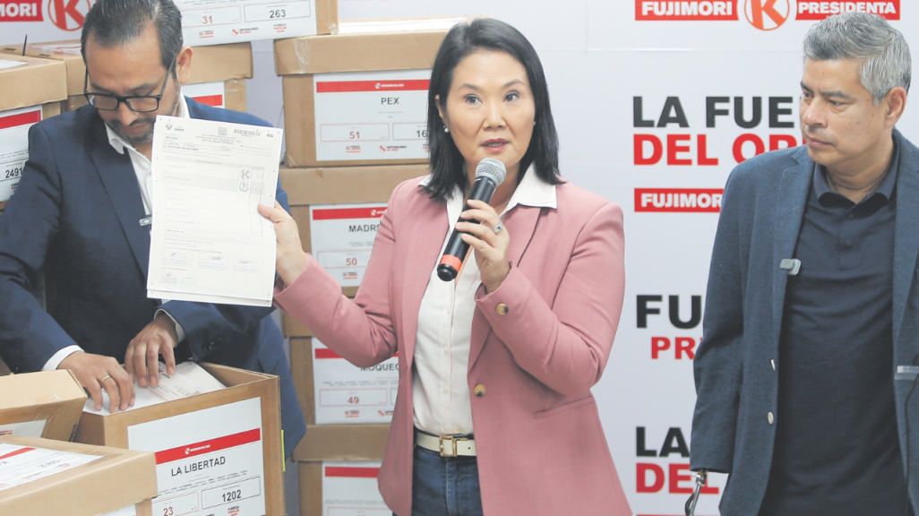 Keiko Fujimori holding a paper at a press conference