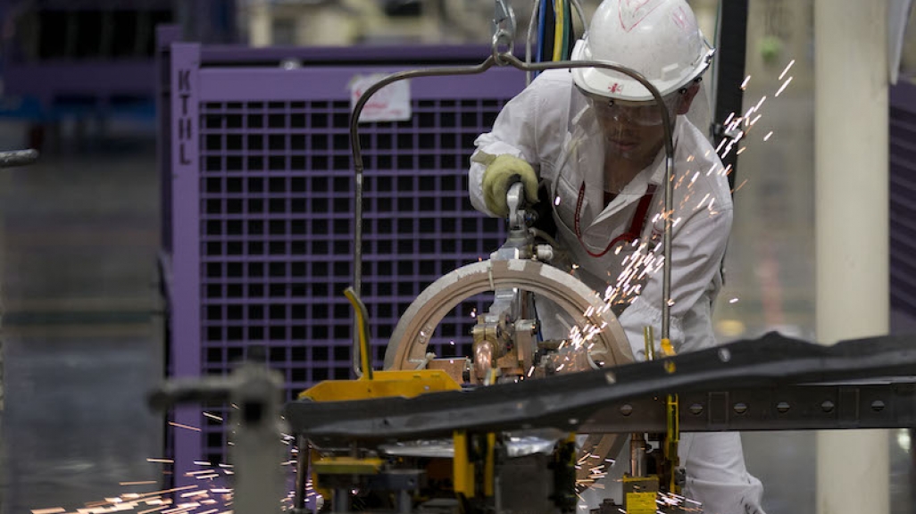 Un trabajador automotriz en México. (AP)