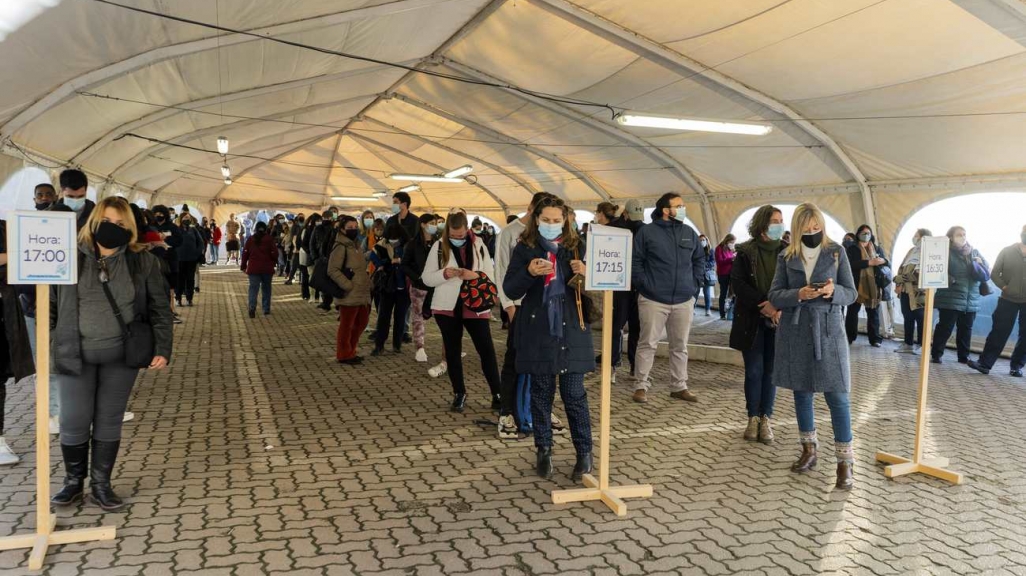 Uruguayans wait in line for booster shots. (AP)