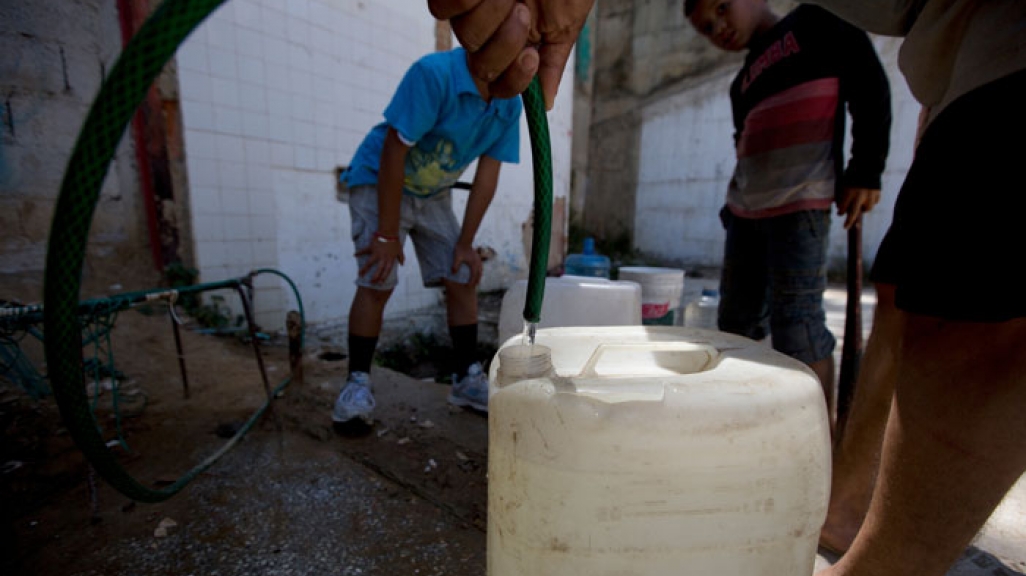 Venezuelans collecting potable water