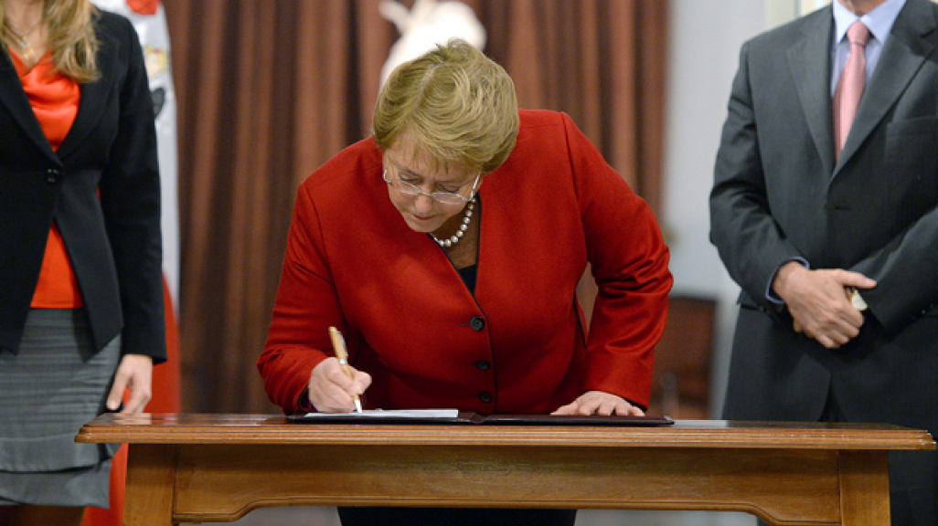 Michelle Bachelet signing law