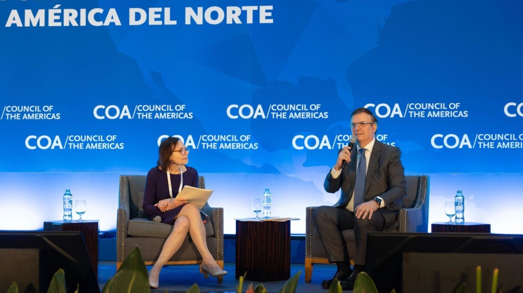 Susan Segal y Marcelo Ebrard on stage