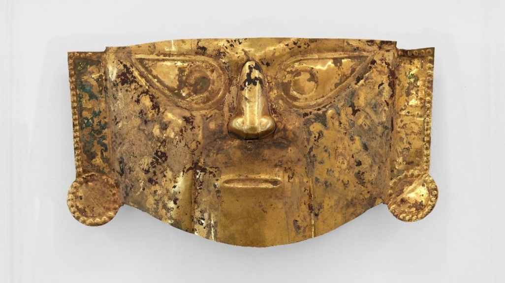 Artista Lambayeque desconocido, costa norte del Perú, Máscara de oro, 900–1100 CE. Colección privada