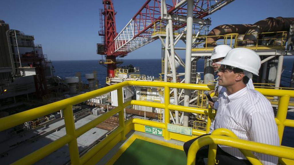 Mexico Enrique Pena Nieto on Pemex oil rig tanker