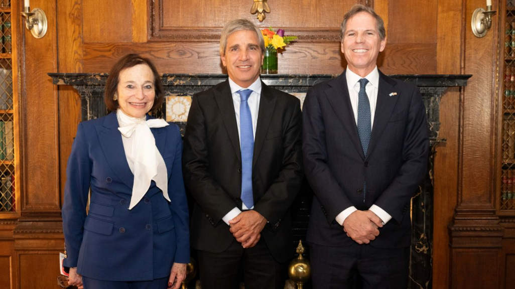 L-R: AS/COA's Susan Segal, Argentina's Minister of Economy Luis Caputo and Ambassador to the U.S. Alec Oxenford. (Photo: Alexis Silver/ Roey Yohai Studios)