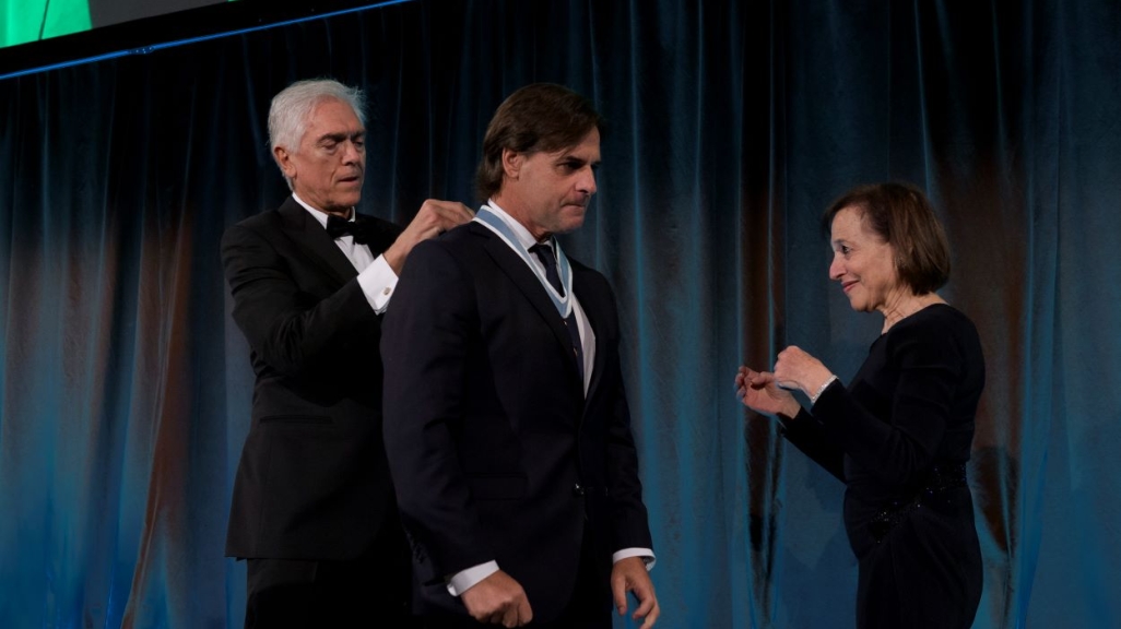 El Presidente Lacalle Pou recibe la Insignia de Oro. (Imagen: Paula Abreu Pita).