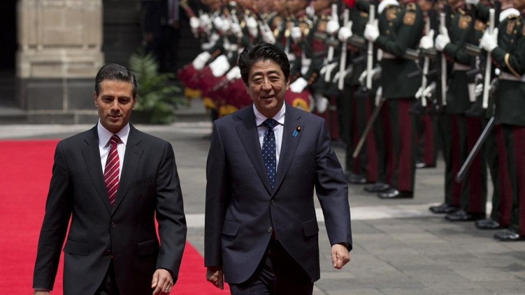 Japan's Prime Minister Shinzo Abe with Mexican President Enrique Peña Nieto