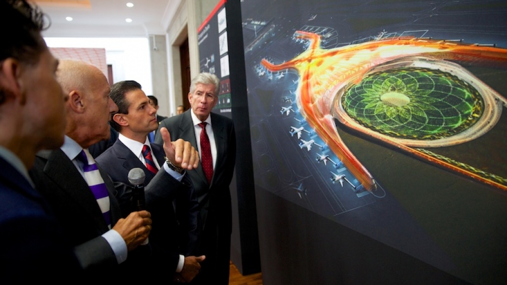 President Enrique Peña Nieto eyes a design for the new airport. (Presidencia de México)