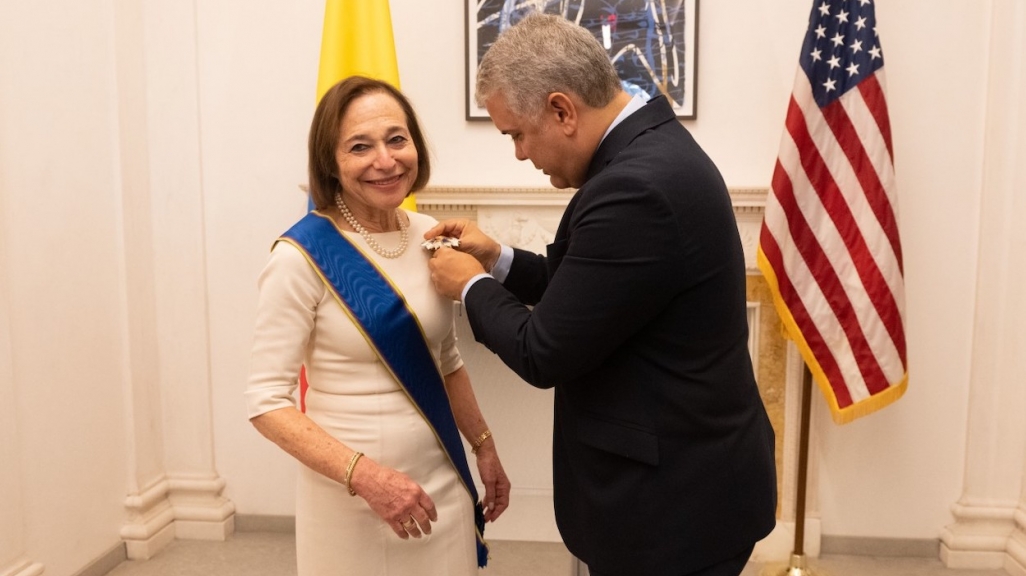 President Iván Duque awarding Susan Segal the Order of Boyacá. (Image: Alexis Silver)