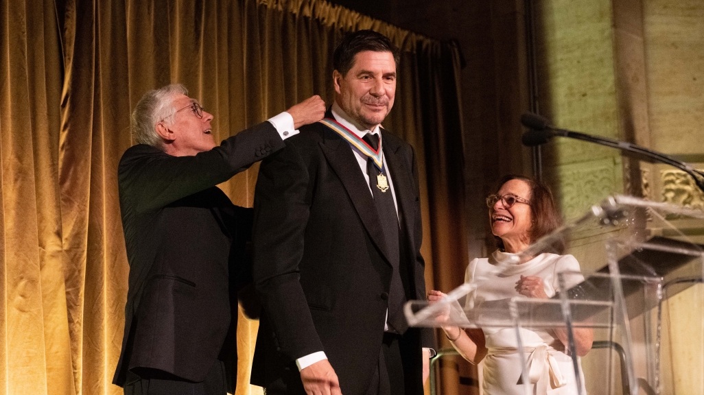 Andrés Gluski premiando a Marcelo Claure con la Medalla de Oro. (Imagen: Alexis Silver/Roey Yohai Studios)