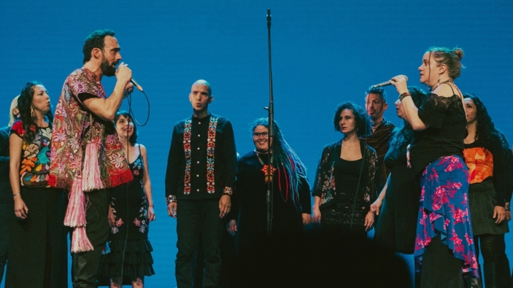 Coro Acardenchado artists singing at a stage