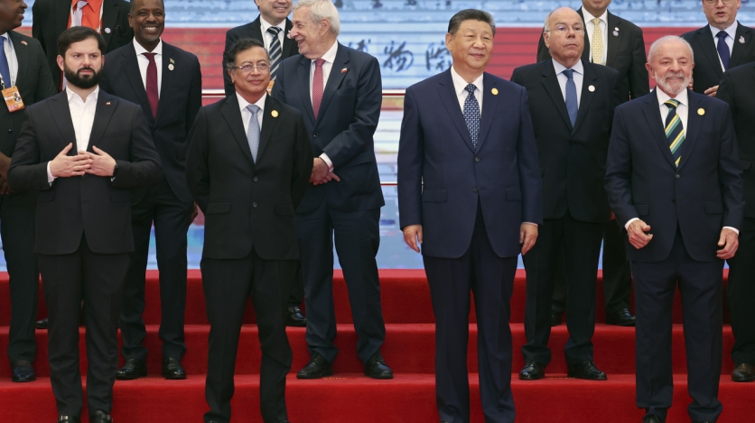 (L-R) Presidents Gabriel Boric (Chile), Gustavo Petro (Colombia), Xi Jinping (China), and Luiz Ignacio Lula da Silva (Brazil) stand on a raised stage with other CELAC leaders.