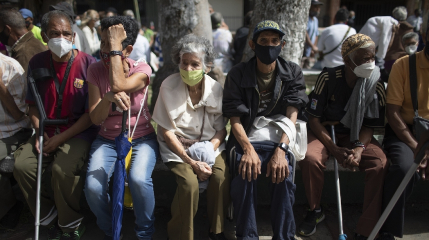 Venezuelans waiting for a vaccine. (AP)