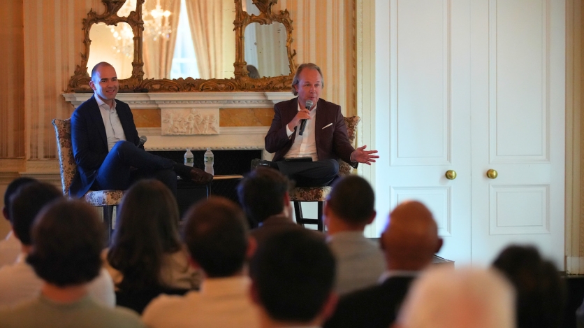 Two men in suits with microphones speak in front of a crowd. (Fabrizio Ricalde)