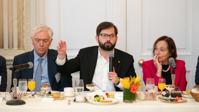 (L-R:) AS/COA Chairman Andrés Gluski, Chile's President Gabriel Boric, AS/COA President and CEO Susan Segal.