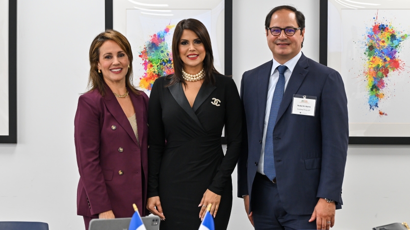 Ambadassor Mayorga (center)